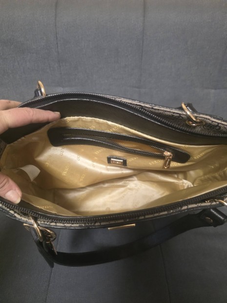 Elad� Guess t�ska