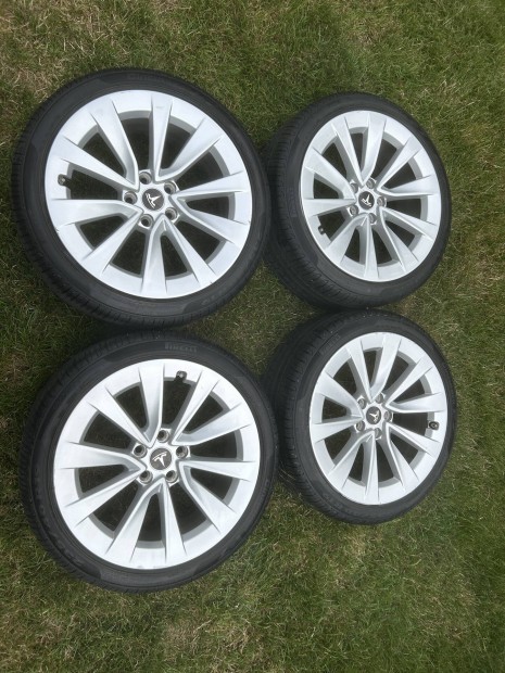 Eladó Gyári Tesla model 3 19"nyárikerék garnitúra