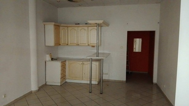 Elad� Gyenesdi�son egy lak�snak �talak�tott �zlethelys�g.