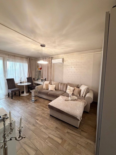 Elad� Gy�ny�r� Garzonlak�s �bud�n