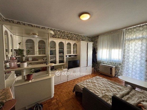 Elad� Gyula Budapest-k�r�ton 2 szob�s, erk�lyes lak�s!