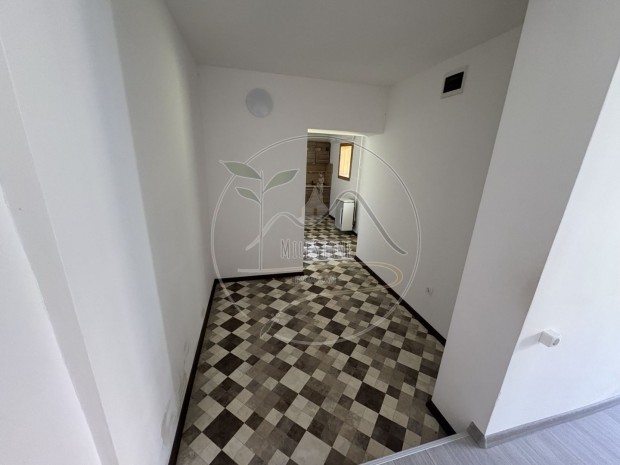 Elad� Gyul�n, belv�roshoz k�zeli h�zr�sz!