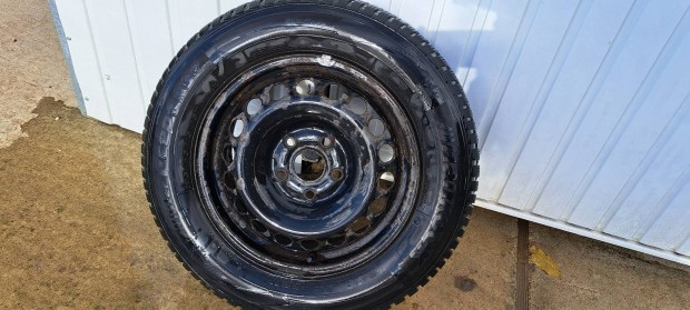 Eladó Hankook téligumi felnire szerelve menetkész