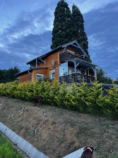 Elad� H�z Csepregi sz�l�hegyen a Bene-hegyi t� felett