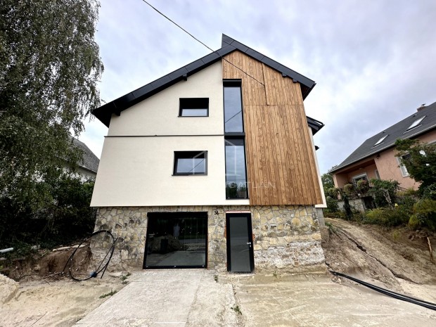 Elad� H�z, Balatonalm�di 159.000.000 Ft