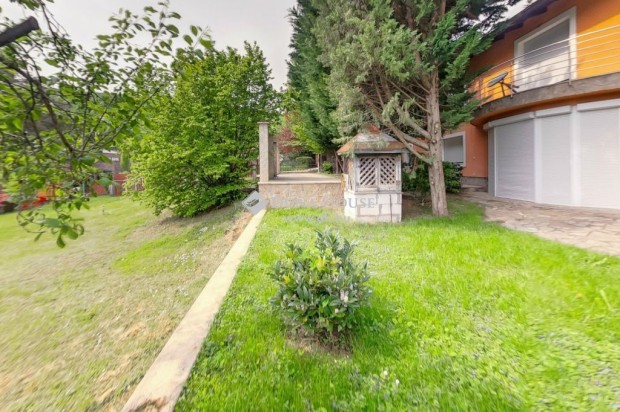 Elad� H�z, Budapest 2. ker. Elad� csal�di h�z plusz egy �p�t�si telek