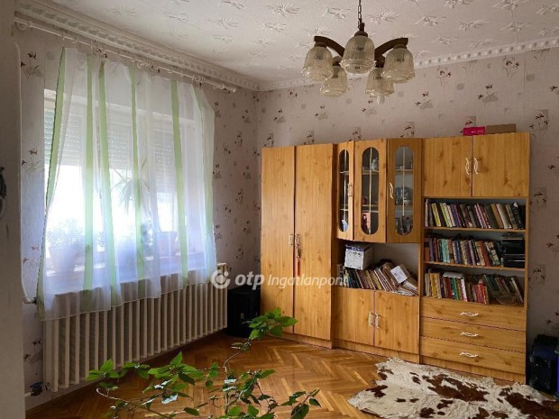 Elad� H�z, Kunmadaras