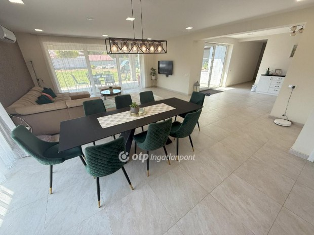 Elad� H�z, Lakitelek