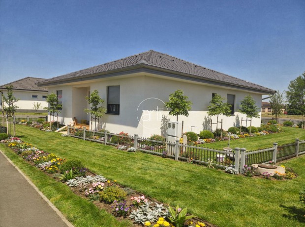 Elad� H�z, M�rahalom 83.600.000 Ft