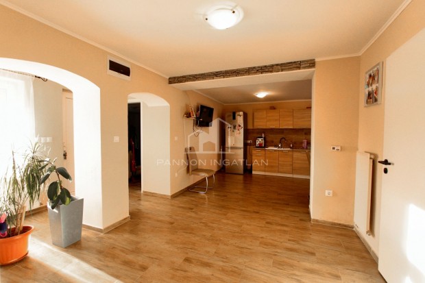 Elad� H�z, Nagyeszterg�r 64.900.000 Ft