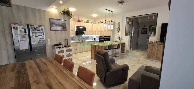 Elad� H�z, Ny�regyh�za 114.900.000 Ft