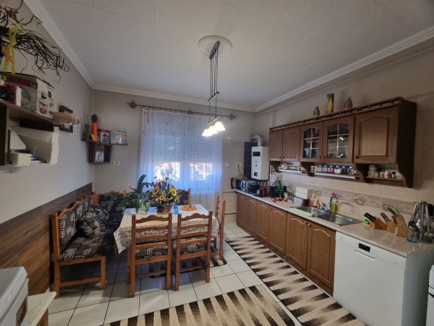 Elad� H�z, Onga 49.990.000 Ft