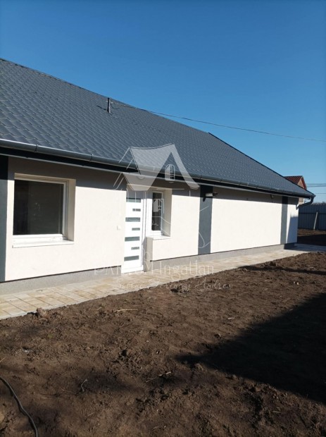 Elad� H�z, Szolnok 69.000.000 Ft