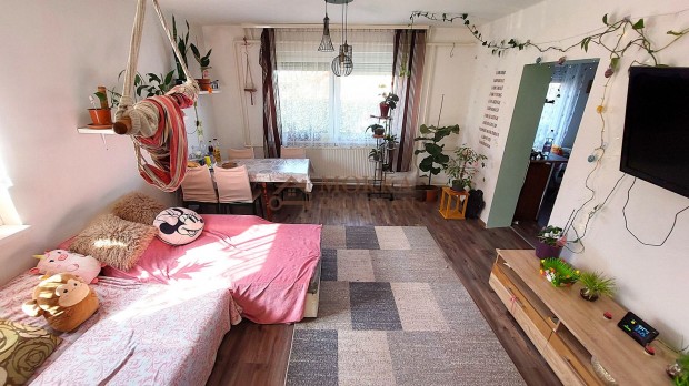 Elad� H�z, T�gl�s 77.990.000 Ft