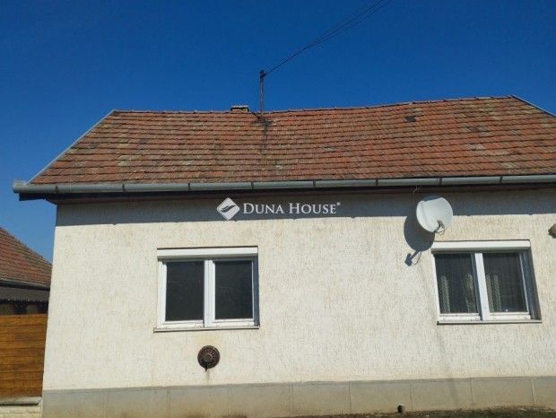 Elad� H�v�zgy�rk�n a Mar�di cukr�szda k�zel�ben csal�di h�z