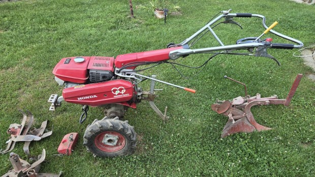 Elad Honda F560 as eredeti japn kistraktor tartozkaival egytt.