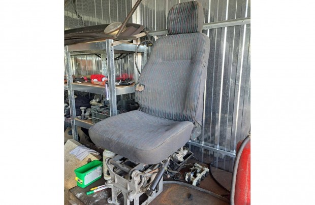 Elad� Ikarus busz sof�r �l�s / l�grug�s �ll�that� aut�busz sof�r �l�s