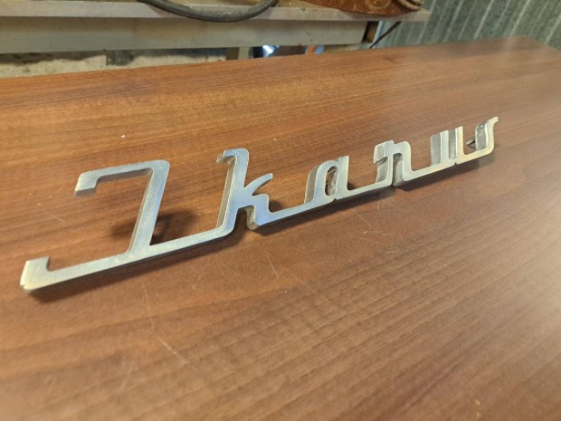 Eladó Ikarus folyóírásos márkajelzés logo felirat