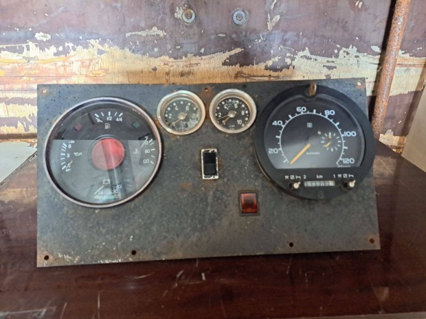 Elad Ikarus komplett kzps mszerfal panel