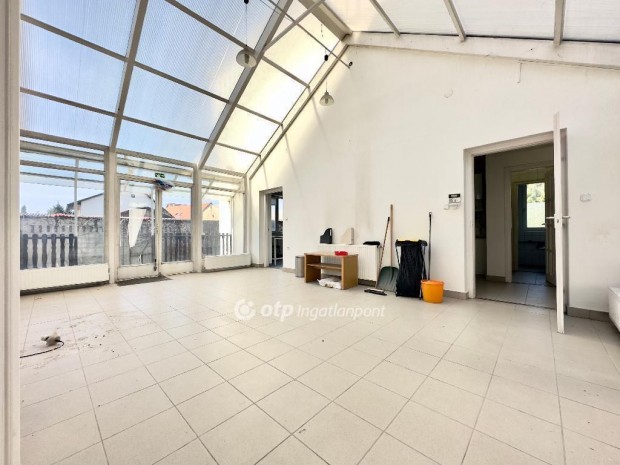 Elad� Ipari ter�let, Di�sd