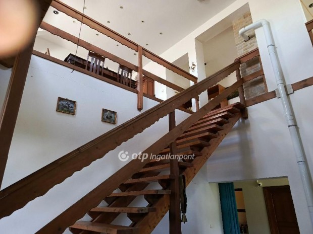 Elad� Ipari ter�let, Gy�rasszonyfa