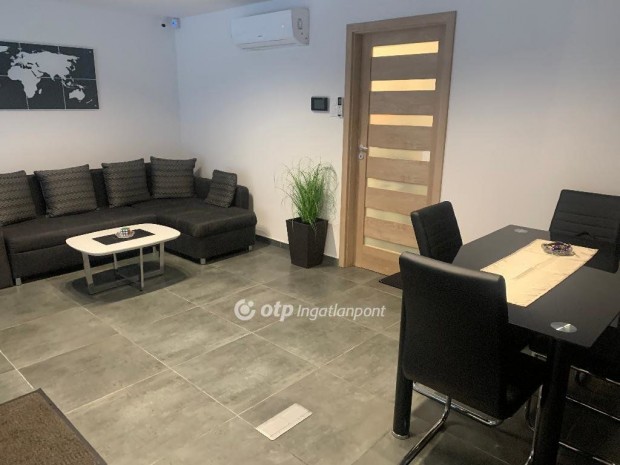 Elad� Iroda, Ny�regyh�za