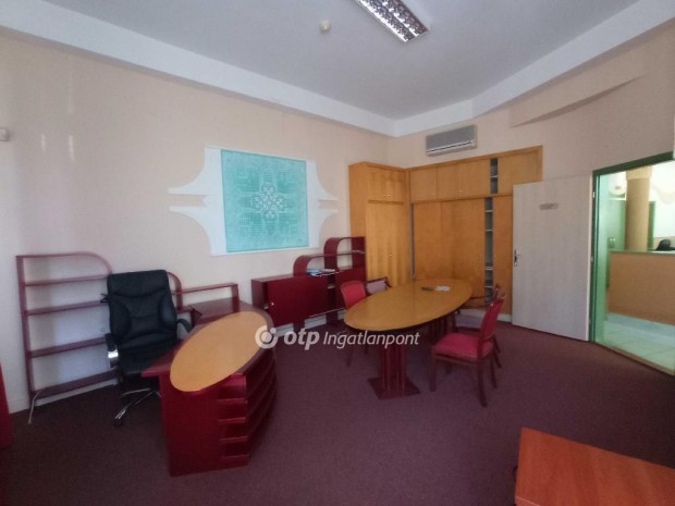 Elad� Irodah�z, Kecskem�t