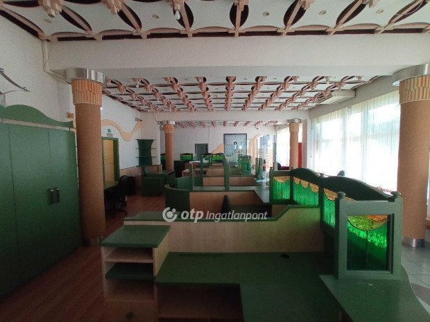 Elad� Irodah�z, Kecskem�t