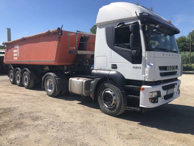 Elad Iveco Stralis Schmitz aluptkocsival