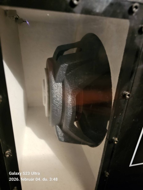 Elad� JBL aut�s m�lyl�da er�s�t�vel, autohifi