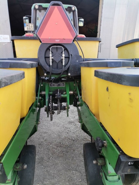 Elad� JD1750-es vontatott 6 soros szemenk�nti vet�g�p 