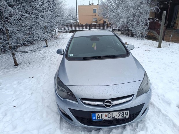 Elad� J Astra sedan kivitelben