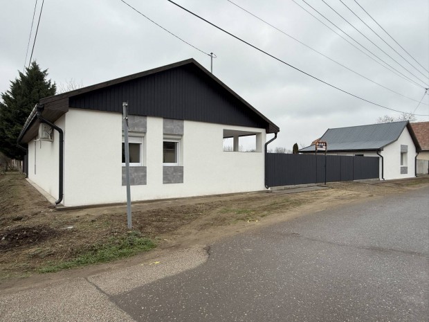 Elad� J�szf�nyszaru k�zpontj�ban  Modern �j csal�di haz.