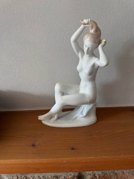 Eladó.Jelzett vitrin állapotú porcelán figura,posta nincs