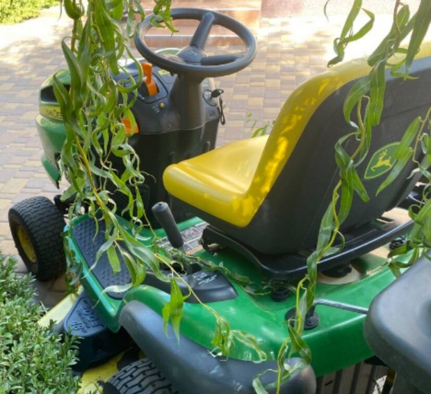 Eladó John Deere fűnyíró traktor