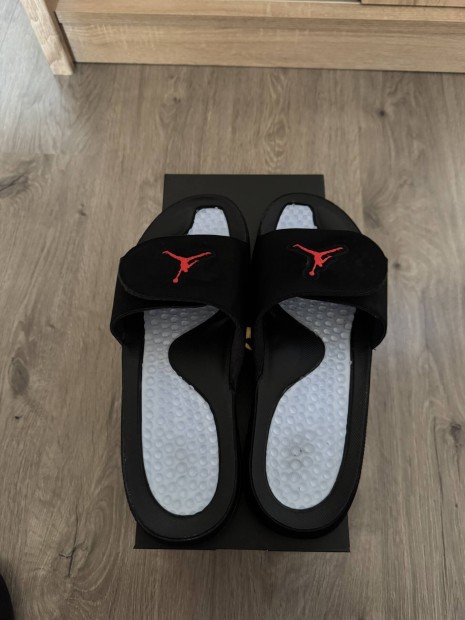 Eladó Jordan hydro V Retro új férfi papucs
