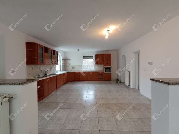 Elad� K�T GENER�CI�S csal�di h�z Harka hat�r�ban