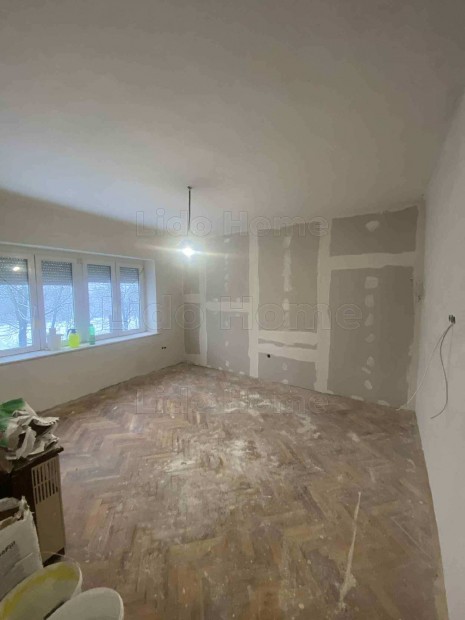 Elad� Kaposv�ron csal�di h�z