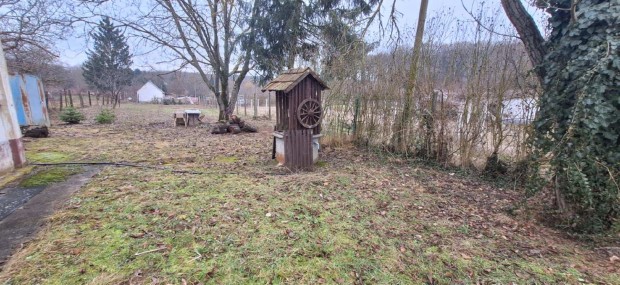 Elad� Kaposv�ron z�rtkerti telek kis h�zzal