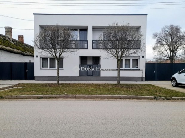 Elad� K�tgener�ci�s Csal�di h�z, Szarvas