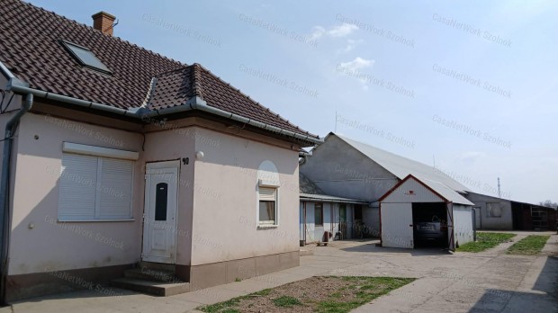 Elad� K�tp�n egy 4 szob�s 116m2-es tet�teres csal�di h�z + csarnok