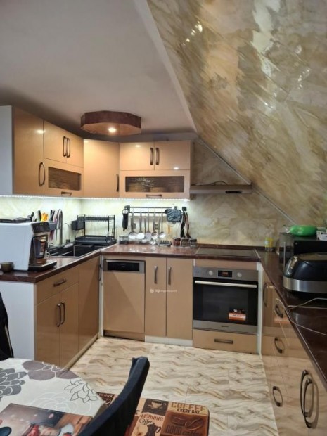 Elad� K�tszintes Csal�di H�z, Gyula