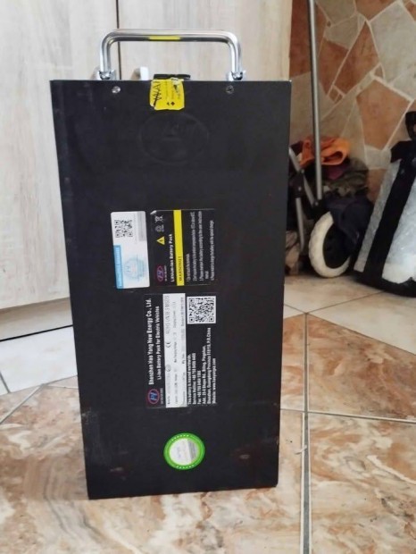 Elad� Keveset haszn�lt Robog�/Roller 60V/20Ah akumu�tor.T�lt�vel