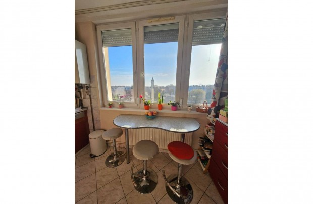 Elad� Kom�rom belv�ros�ban egy 50 m-es, 2 szob�s lak�s