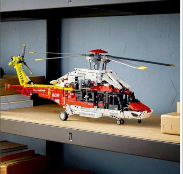 Elad LEGO Technic - Airbus H175 menthelikopter (42145)