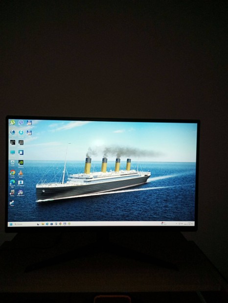 Elad LG gaming monitor s Fujitsu P758 asztali pc