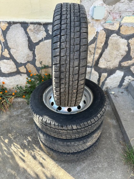 Eladó Lada Niva felni Téli gumival