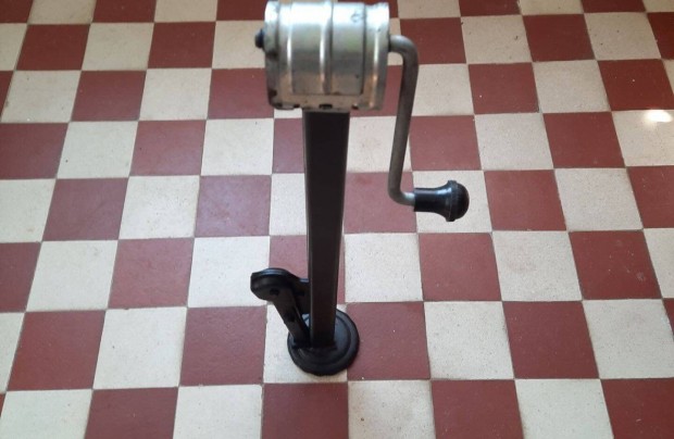 Elad� Lada emel�