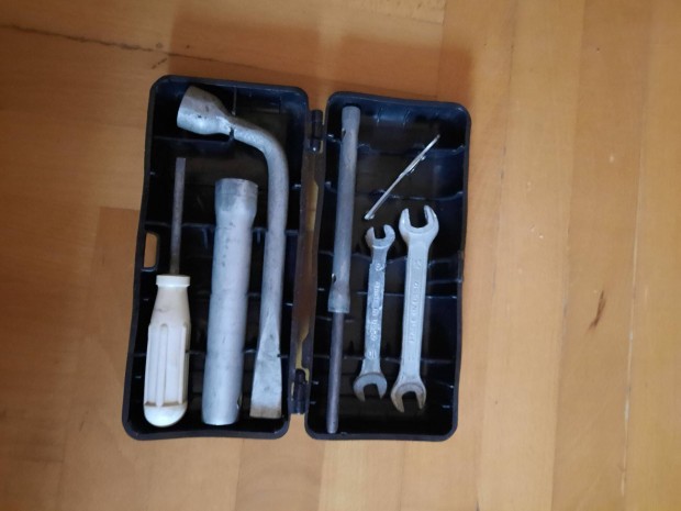 Elad� Lada szersz�mos doboz, eredeti szersz�mokkal