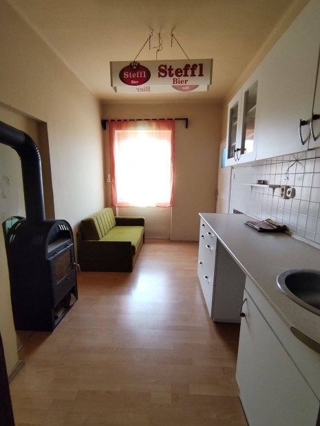 Elad� Lak�s Ajka